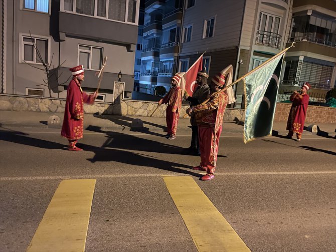 Tekirdağ'da vatandaşlar mehter takımının çaldığı marşla sahura uyandırıldı