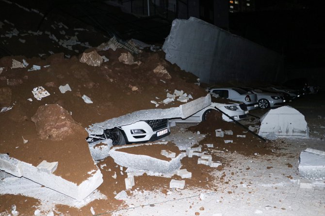 Yozgat'ta istinat duvarı park halindeki 11 aracın üzerine devrildi