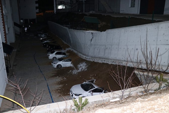 Yozgat'ta istinat duvarı park halindeki 11 aracın üzerine devrildi