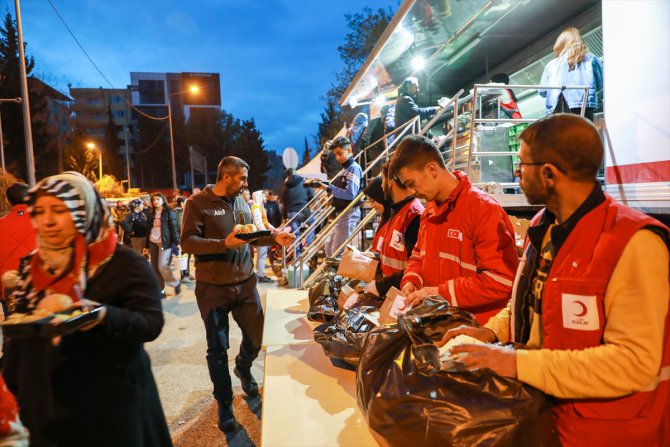 Adıyaman'da Türk Kızılay, yardımları gönüllülerle el ele depremzedelere ulaştırıyor
