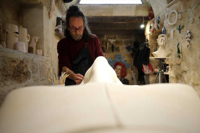 Avanos'un seramiğinden etkilenip heykeltıraş oldu, 25 yıldır özgün eserler yapıyor