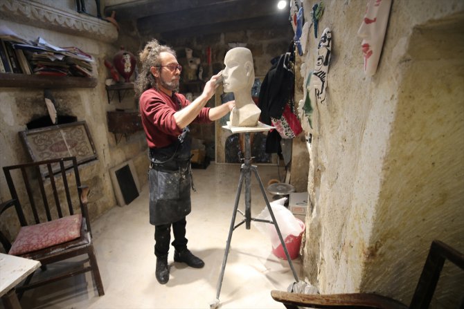 Avanos'un seramiğinden etkilenip heykeltıraş oldu, 25 yıldır özgün eserler yapıyor