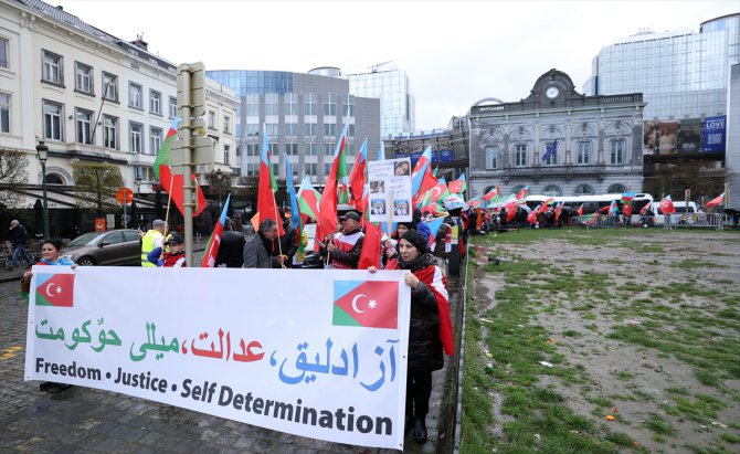 Brüksel'de İranlı Azerbaycan Türklerinden rejim karşıtı protesto