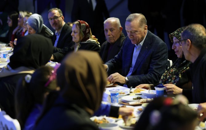 Cumhurbaşkanı Erdoğan, Büyükçekmece Öğrenci Yurdu'nda konaklayan depremzedelerle iftarda buluştu: