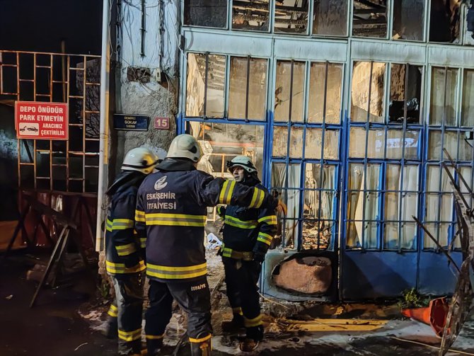 Eskişehir'de çıkan yangında 3 iş yeri hasar gördü