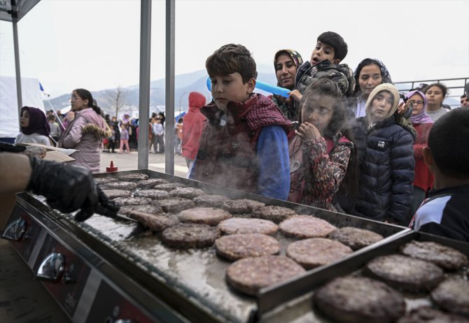 İstanbullu hamburgerci depremzede çocuklar için Kahramanmaraş'ta tezgah başına geçti