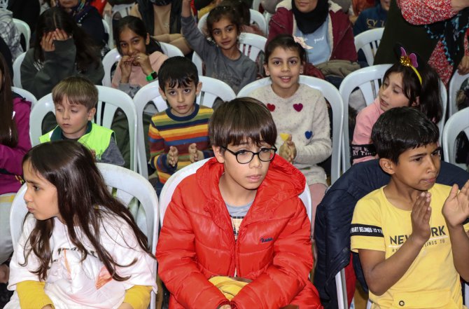 Kral Şakir, deprem bölgesindeki çocukların yüzünü güldürüyor