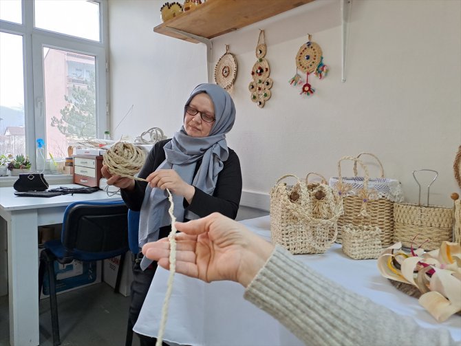 Sakarya'da mısır kabuklarından hediyelik eşya yapan kadınlar, aile ekonomisine katkı sağlıyor