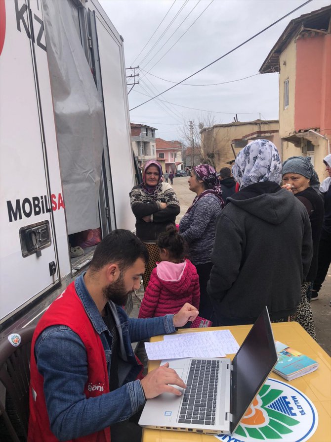 Türk Kızılay mobil sağlık aracı, Malatya'da depremzedelere sağlık hizmetini sürdürüyor