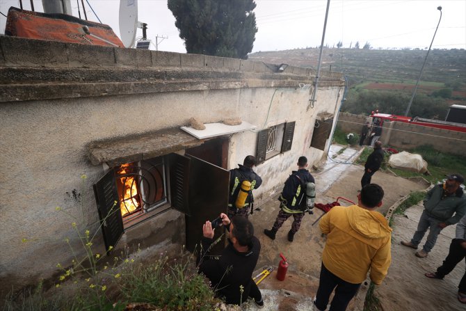 Yahudi yerleşimciler Ramallah'ta Filistinli aileye ait bir evi kundakladı