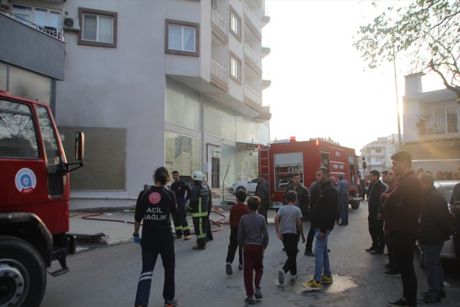 Antalya'da apartmanın otoparkında çıkan yangında 7 kişi dumandan etkilendi