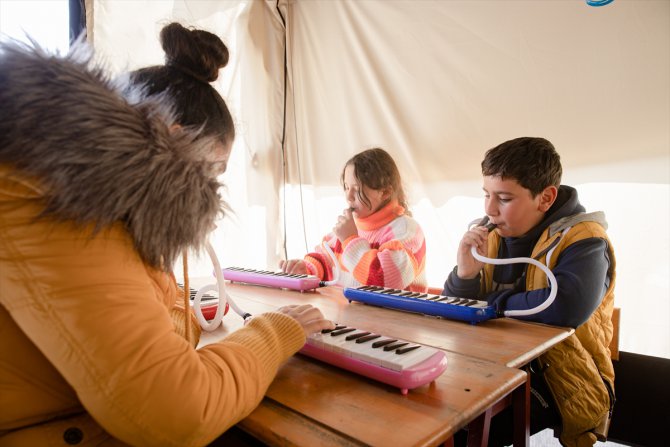 Hatay'da depremzede öğretmenlerin kurduğu çadır sınıftan melodika sesi yükseliyor