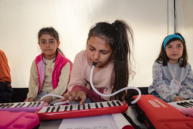 Hatay'da depremzede öğretmenlerin kurduğu çadır sınıftan melodika sesi yükseliyor