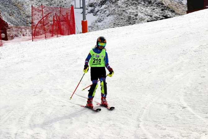 Erzurum'da "Kayak Türkiye Birinciliği Alp Disiplini Yarışları" başladı