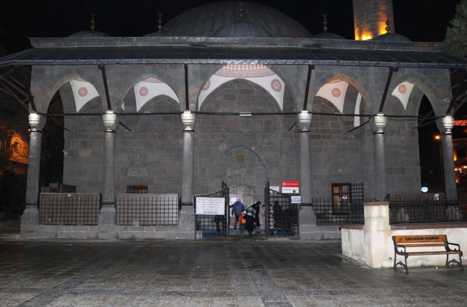 Erzurum'da tarihi camilerde hatimle teravih namazı kılınıyor