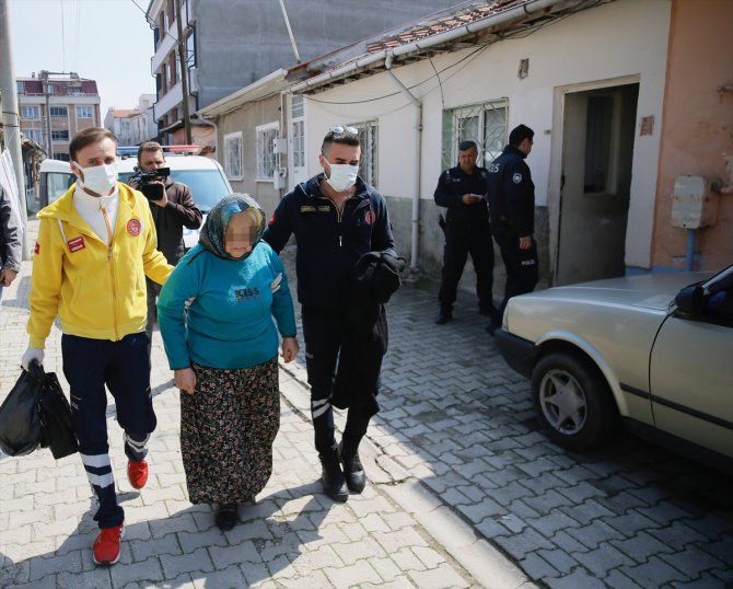 Eskişehir'de kendisinden haber alınamayan yaşlı kadın çöp evden çıktı