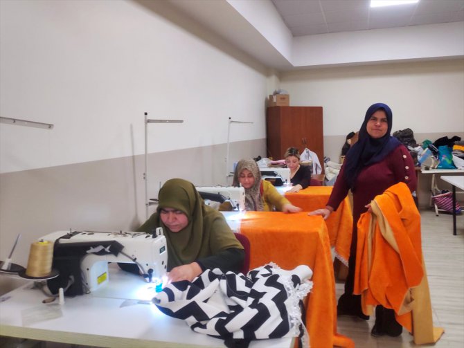 Gaziantep'te yetim anneleri afetzedelerin yüzünü güldürmek için işbaşı yaptı