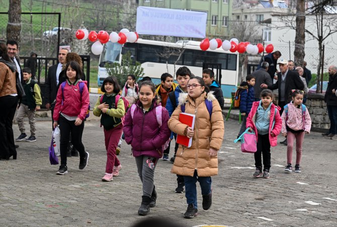 Kahramanmaraş'ta depremlerden 49 gün sonra okullarına dönen öğretmen ve öğrenciler duygularını anlattı