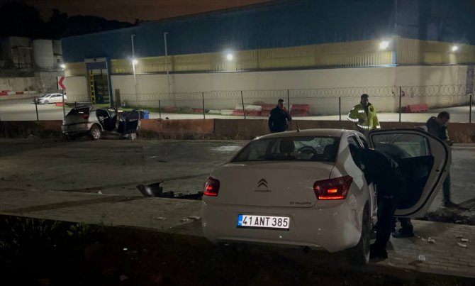Kocaeli'de iki otomobilin çarpıştığı kazada 5 kişi yaralandı