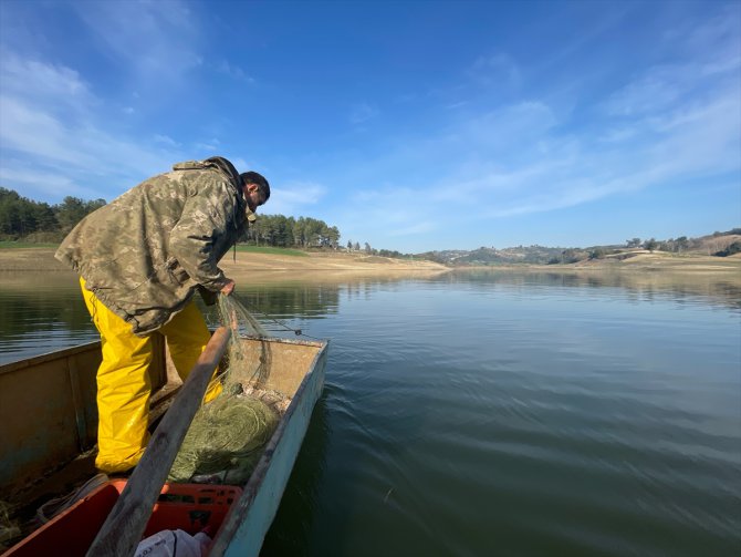 Osmaniye'de av yasağı öncesi balıkçılar Aslantaş Baraj Gölü'ne son ağları atıyor