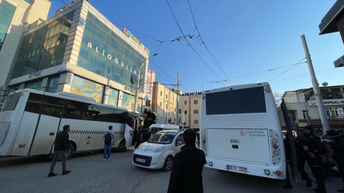 Şanlıurfa'da esnafın orta hasarlı iş merkezine girmesini polis engelledi