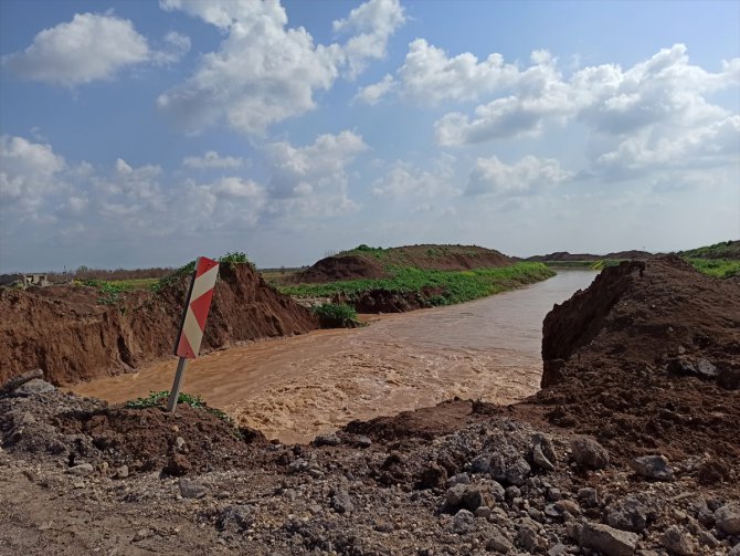 Selde tahrip olan Akçakale-Suruç kara yolunun bir bölümü ulaşıma kapatıldı
