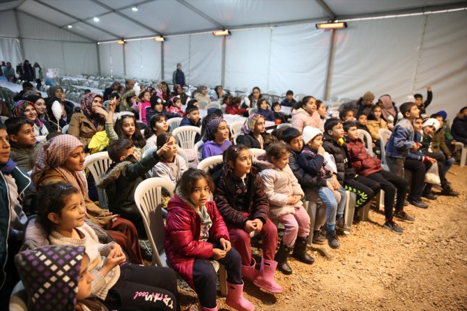 Tiyatro oyuncularından ramazan ayında depremzede çocuklara moral