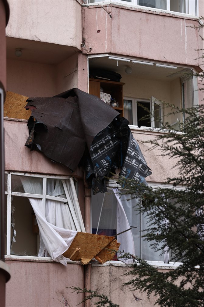 Ankara'da etkili olan rüzgarda iki binanın çatısı uçtu