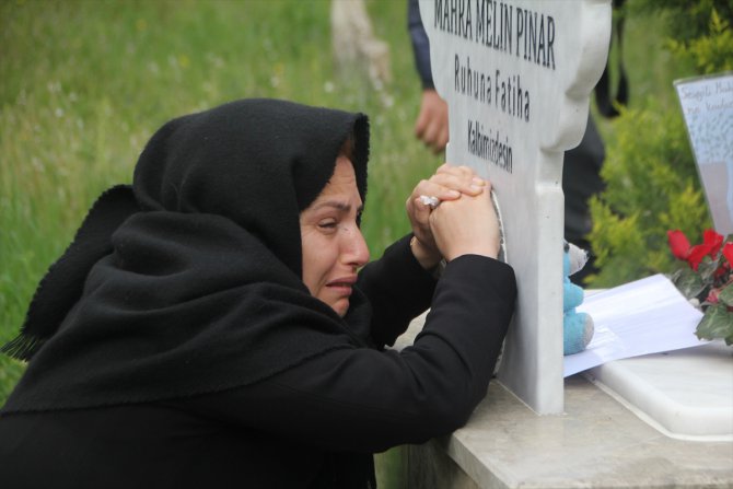 Antalya'da sahipsiz köpeklerden kaçarken hayatını kaybeden çocuk, mezarı başında anıldı