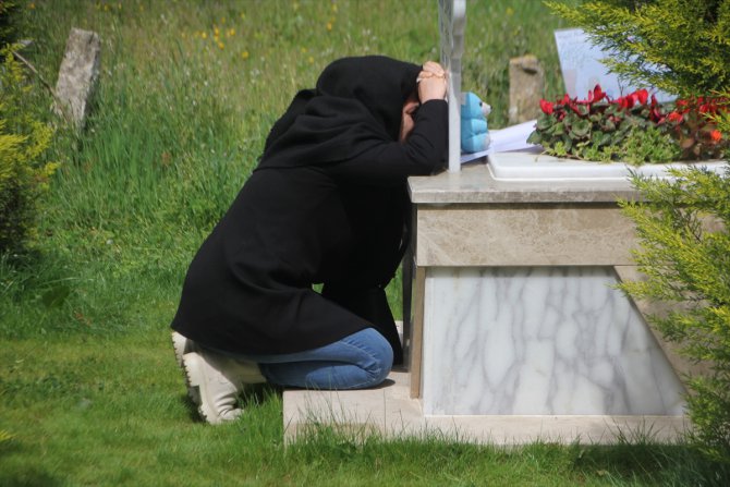 Antalya'da sahipsiz köpeklerden kaçarken hayatını kaybeden çocuk, mezarı başında anıldı
