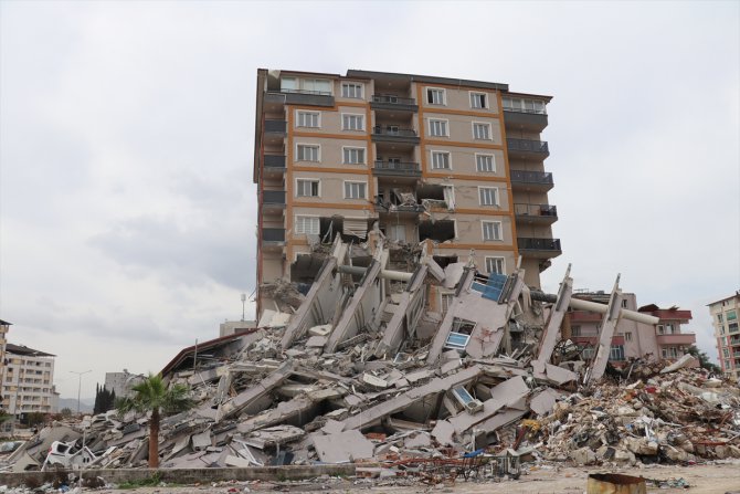 Depremde çevresindeki 3 binanın üzerine devrildiği apartman ayakta kaldı