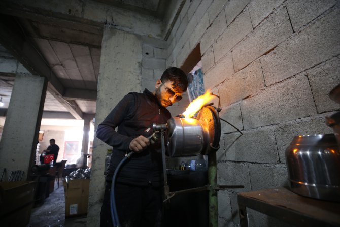 Depremde iş yeri yıkılan esnaf, mücadelesini depoda sürdürüyor