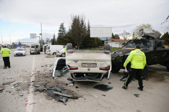 Eskişehir'de uygulama noktasındaki kazada 5'i polis 6 kişi yaralandı