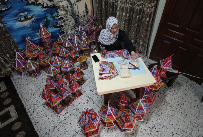 Gazze'de yoğun mesaiyle hazırlanan "ramazan fenerleri" evlere renk katıyor