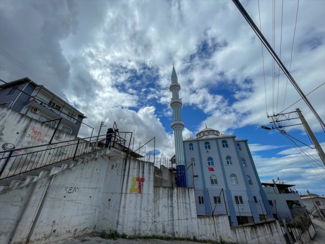 İzmir'de rüzgarda sallanan minare endişeye neden oldu