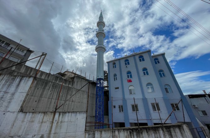 İzmir'de rüzgarda sallanan minare endişeye neden oldu