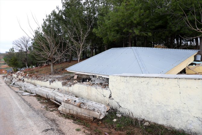 Kahramanmaraş merkezli depremler mezarlıklarda da hasara neden oldu