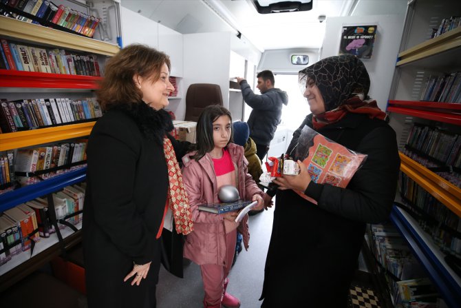 Kırklareli'nde depremzede çocuklara kitap dağıtıldı