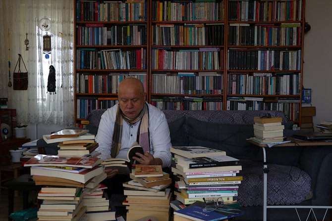 Akademisyen evindeki binlerce kitapla iç içe yaşıyor
