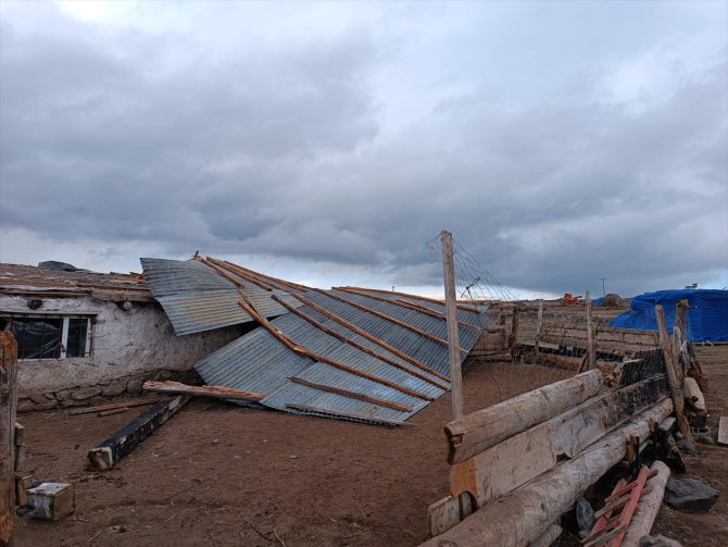 Ardahan'da şiddetli rüzgar çatıları uçurdu