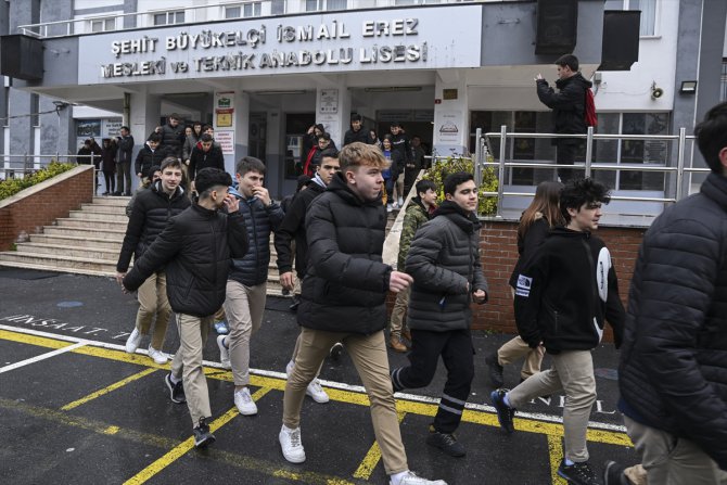 Bayrampaşa'da meslek lisesindeki afet tatbikatında itfaiye bölümü öğrencileri de grev aldı