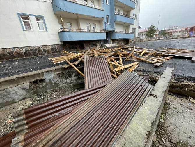 Bingöl'de şiddetli rüzgar çatıları uçurdu