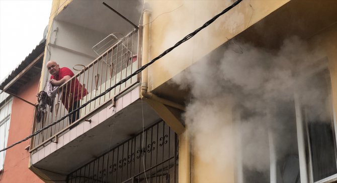 Bursa'da yangın çıkan evde mahsur kalan anneanne ve torunu balkondan kurtarıldı