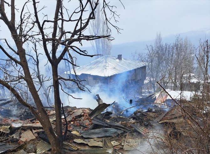 Çorum'da köyde çıkan yangında 3 ev ve samanlık yandı
