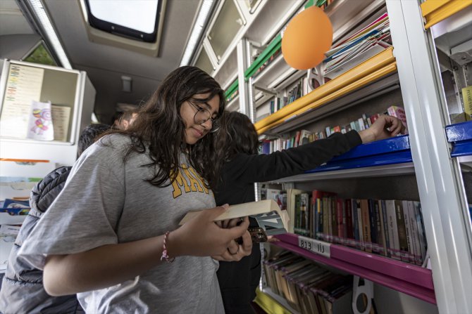 Denizli'den gelen gezici kütüphane Malatyalı depremzedelerin kitap ihtiyacını karşılıyor