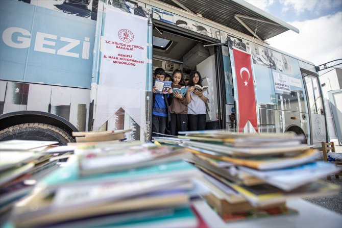 Denizli'den gelen gezici kütüphane Malatyalı depremzedelerin kitap ihtiyacını karşılıyor