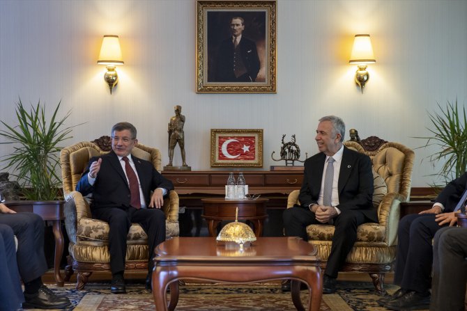 Gelecek Partisi Genel Başkanı Davutoğlu, ABB Başkanı Yavaş'ı ziyaret etti