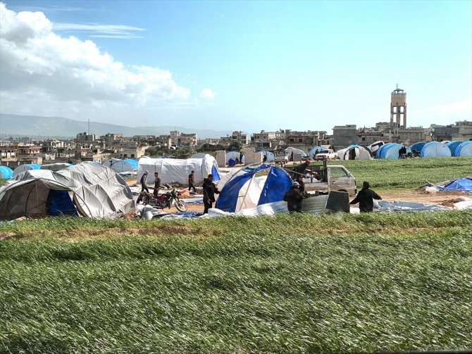 İdlib'de etkili olan fırtına onlarca çadırı uçurdu
