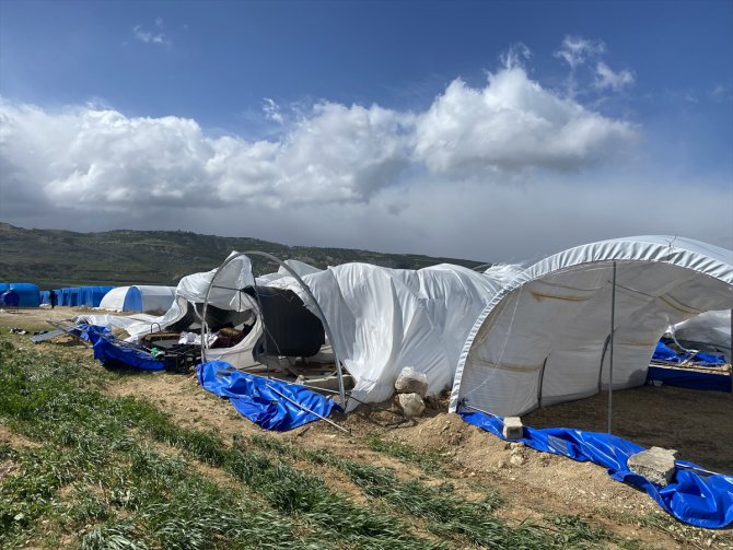 İdlib'de etkili olan fırtına onlarca çadırı uçurdu