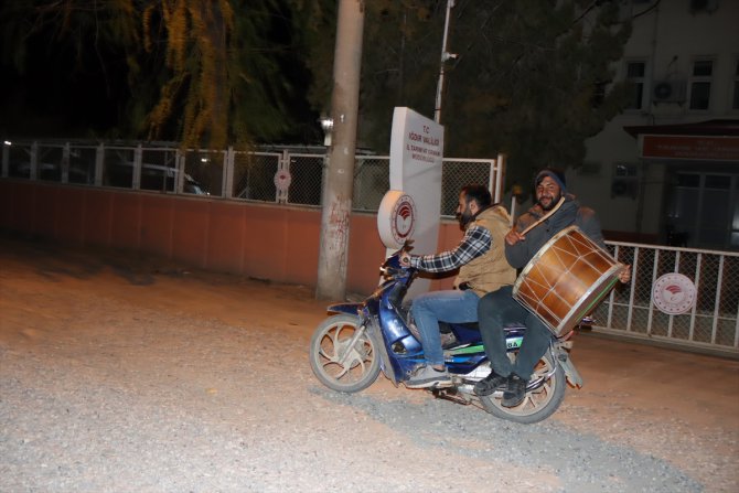 Iğdır'da vatandaşları motosikletli davulcular sahura uyandırıyor